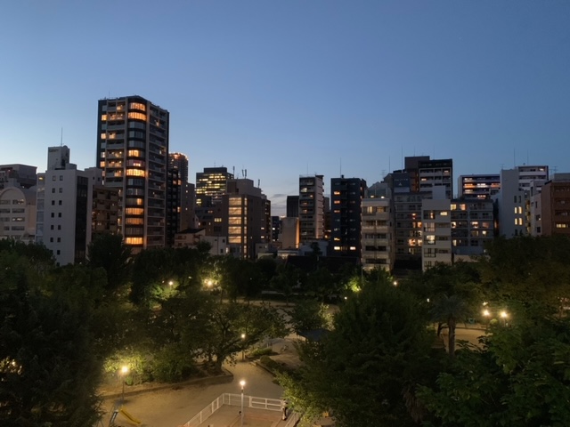 夕涼みが楽しみな季節になりました。仕事終わりにベランダに出て、心地よい風を吸い込んで夏の疲れを癒す1分間。幸せ…。