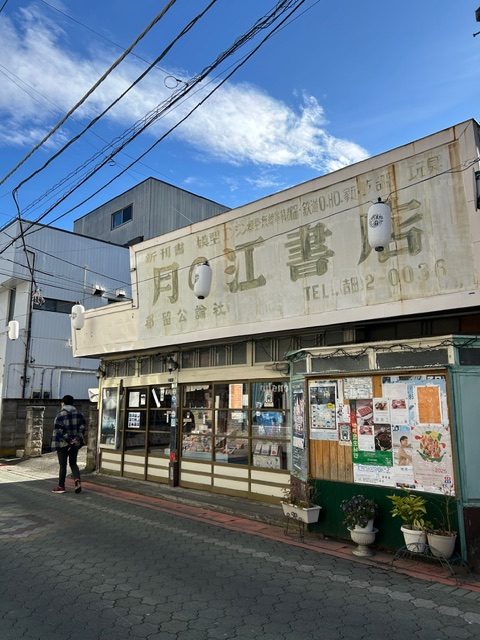 電子書籍全盛でもがんばっている書店さん。AIの台頭で私たちの仕事の価値も大きく変化してきています。変えるべきもの、変えてはいけないものを考えていきたいものです。